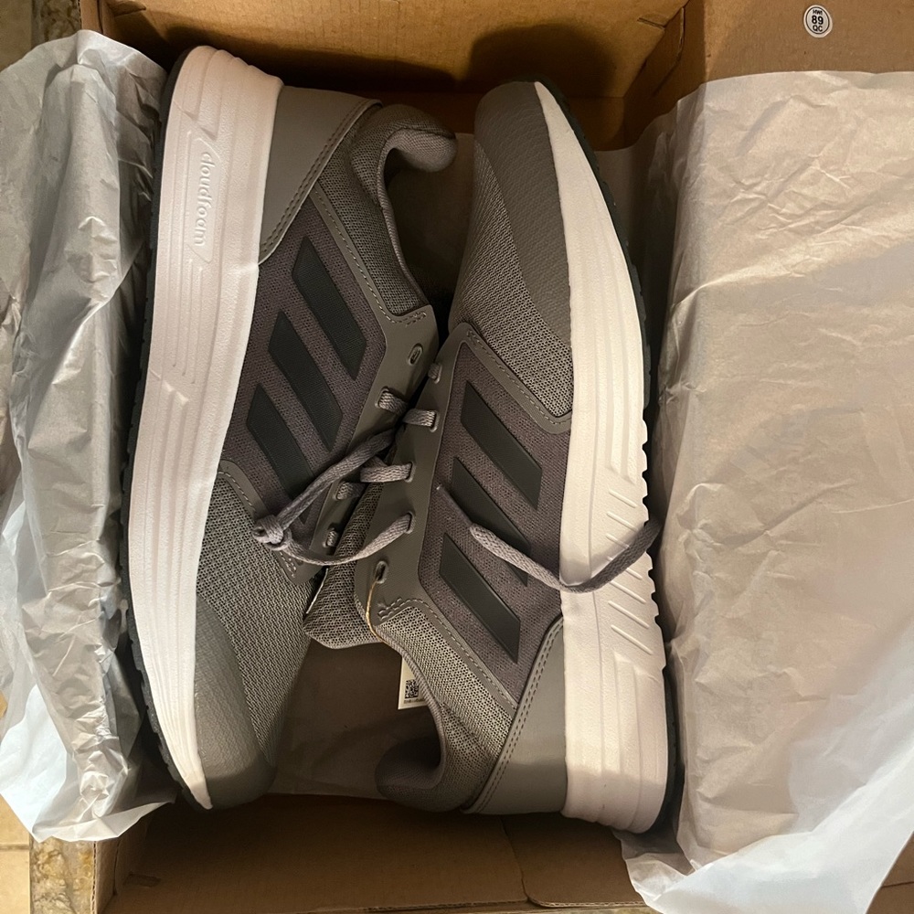 Adidas Galaxy 5 brand new never worn. Mens grey
